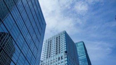 İş kasabasındaki binadaki soytarının zamanlaması geniş açılı zoom.