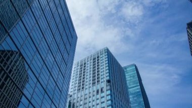 İş kasabasındaki binada bir soytarı zaman çizelgesi var.