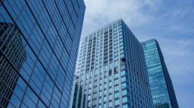 İş kasabasındaki binadaki soytarıların zaman çizelgesi.