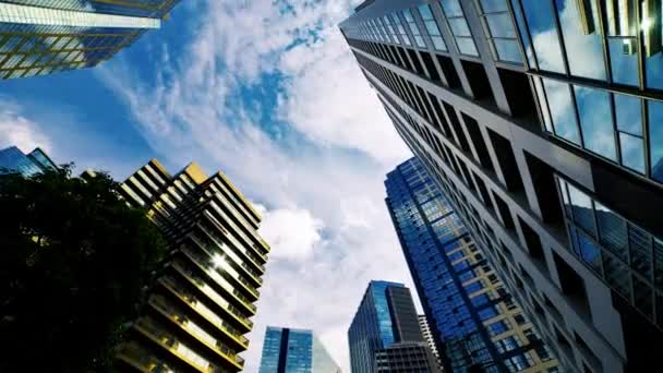 Un timelapse de payaso en el edificio en la ciudad de negocios zoom de tiro ancho — Vídeos de Stock