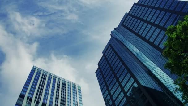 Un timelapse de payaso en el edificio en la ciudad de negocios zoom de tiro ancho — Vídeos de Stock