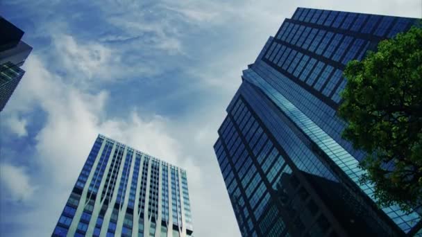 Un timelapse de clowd en el edificio en la ciudad de negocios amplia inclinación tiro — Vídeos de Stock