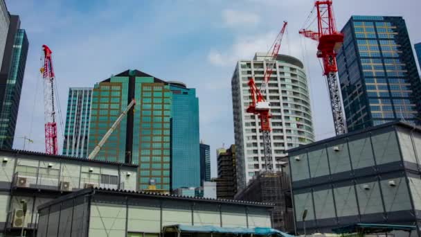 Včasný průběh jeřábu ve výstavbě v Shinjuku na širokém pánvi — Stock video