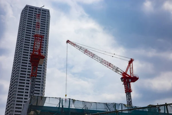 Gru in costruzione a Shinjuku improbabile — Foto Stock