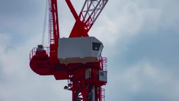 Sebuah tiLapse derek di sedang dibangun di Shinjuku tembakan panjang zoom — Stok Video