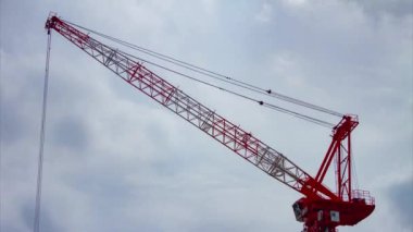 Shinjuku 'daki inşaat halindeki vinç zaman ayarlı.