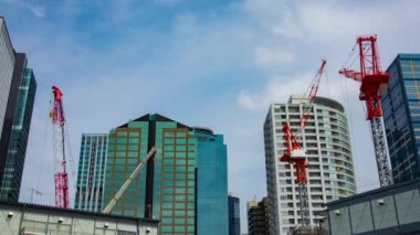 Shinjuku 'da yapım aşamasındaki vinç zaman ayarlı geniş açılı zoom.