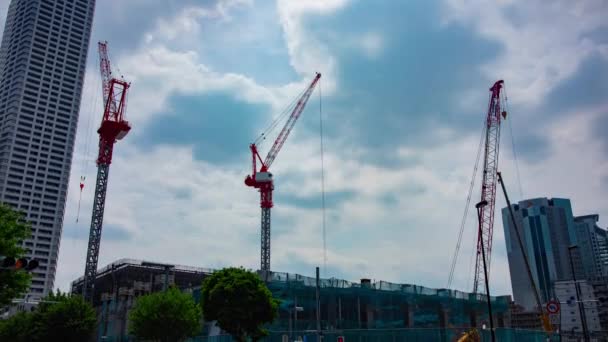 Um timelapse de guindaste na construção em Shinjuku inclinação tiro largo — Vídeo de Stock