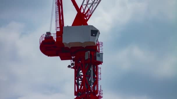 En timelapse av kran under konstruktion i Shinjuku långskott lutning — Stockvideo