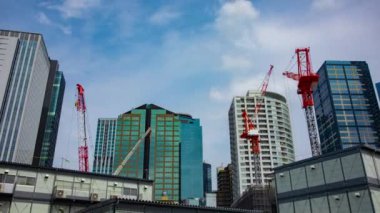 Shinjuku 'da yapım aşamasındaki vinç zaman ayarlı geniş açılı zoom.