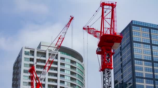 Une chronométrage de la grue en construction à Shinjuku zoom long-plan — Video