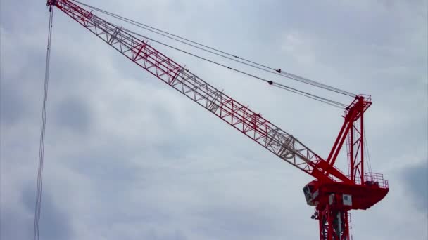 Un timelapse de grue à la construction en cours à Shinjuku inclinaison à longue vue — Video