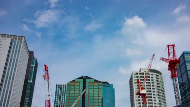 Um timelapse de guindaste na construção em Shinjuku tiro largo panning — Vídeo de Stock