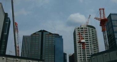 Shinjuku 'da inşaat halindeki vinçler hareket ediyor.