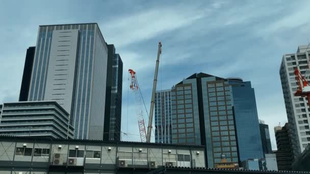 Μετακίνηση γερανών στο υπό κατασκευή στο Shinjuku ευρύ πλάνο χειρός — Αρχείο Βίντεο
