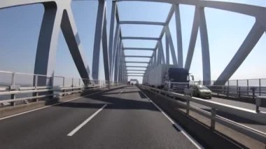 Tokyo 'daki köprüde gezici şehir manzarası