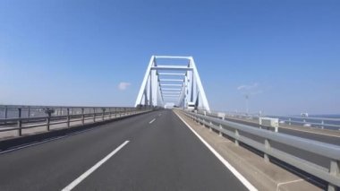 Tokyo 'daki köprüde gezici şehir manzarası