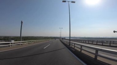 Tokyo 'daki şehir caddesinde sürüş yapan bir şehir.
