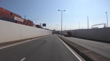 Tokyo 'daki şehir caddesinde sürüş yapan bir şehir.