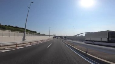 Tokyo 'daki şehir caddesinde sürüş yapan bir şehir.