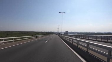 Tokyo 'daki şehir caddesinde sürüş yapan bir şehir.
