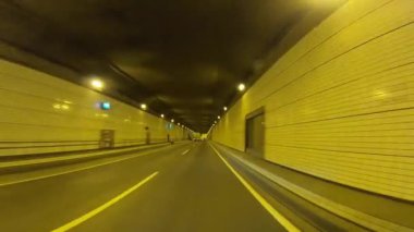 Tokyo 'daki tünelden geçen şehir manzarası şehir merkezine gidiyor.