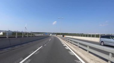 Tokyo 'daki şehir caddesinde sürüş yapan bir şehir.