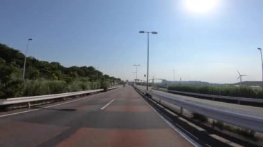 Tokyo 'daki şehir caddesinde sürüş yapan bir şehir.