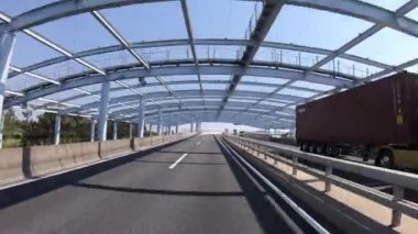 Tokyo 'daki şehir caddesinde sürüş yapan bir şehir.