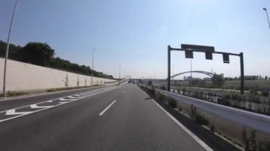 Tokyo 'daki şehir caddesinde sürüş yapan bir şehir.