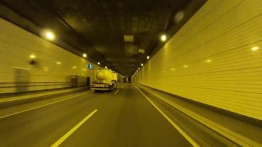 Tokyo 'daki tünelden geçen şehir manzarası şehir merkezine gidiyor.