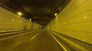 Tokyo 'daki tünelden geçen şehir manzarası şehir merkezine gidiyor.