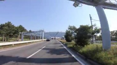 Tokyo 'daki şehir caddesinde sürüş yapan bir şehir.