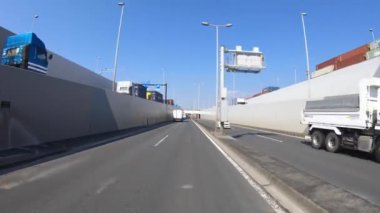 Tokyo 'daki şehir caddesinde sürüş yapan bir şehir.