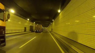Tokyo 'daki tünelden geçen şehir manzarası şehir merkezine gidiyor.