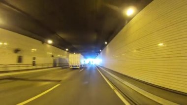 Tokyo 'daki tünelden geçen şehir manzarası şehir merkezine gidiyor.