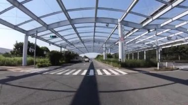 Tokyo 'daki şehir caddesinde sürüş yapan bir şehir.