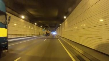 Tokyo 'daki tünelden geçen şehir manzarası şehir merkezine gidiyor.