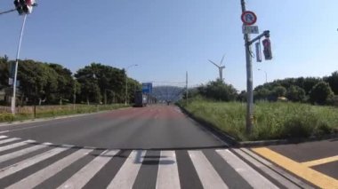 Tokyo 'daki şehir caddesinde sürüş yapan bir şehir.