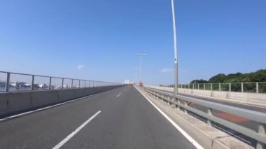 Tokyo 'daki şehir caddesinde sürüş yapan bir şehir.