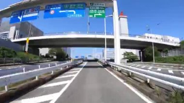 Tokyo 'daki tünel boyunca şehir sokaklarında araba sürmenin bir zaman çizelgesi.