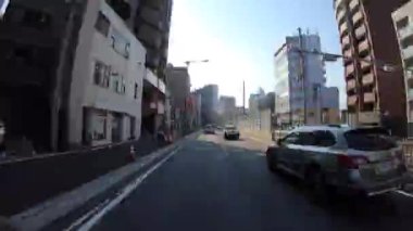 Tokyo 'daki şehir caddesinde araba sürmenin bir zaman çizelgesi