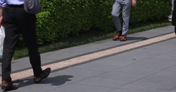 Una cámara lenta de partes del cuerpo de personas que caminan en la ciudad urbana de Tokio — Vídeo de stock
