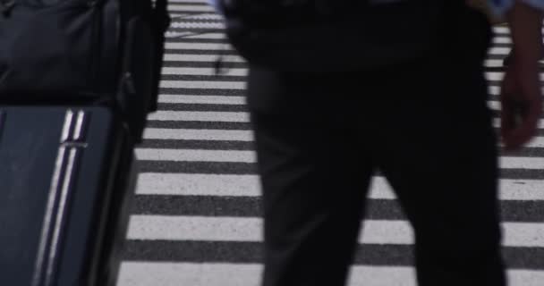 Un lent mouvement des parties du corps des personnes qui marchent sur la traversée de la ville d'affaires — Video