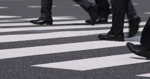 ビジネス街の交差点を歩く人々の体の部分の遅い動き — ストック動画