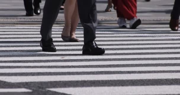 Sétáló emberek testrészeinek lassú mozgása az üzleti város kereszteződésénél — Stock videók