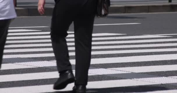 Una cámara lenta de partes del cuerpo de personas que caminan en el cruce en la ciudad de negocios — Vídeos de Stock