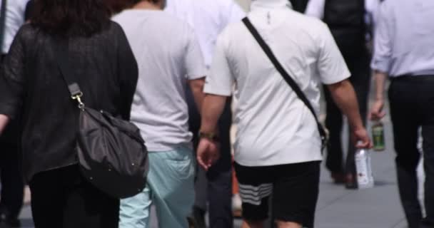 Un rallentatore di parti del corpo di persone che camminano nella città urbana di Tokyo — Video Stock