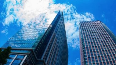 Bulutun zaman çizelgesi iş kasabasındaki binayı yansıtıyor.