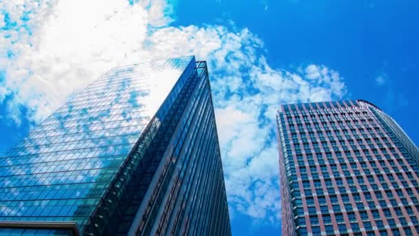 Uma cronologia da nuvem refletindo o edifício na cidade de negócios tiro largo panning — Vídeo de Stock